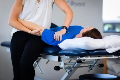 Programme de rééducation orthopédique avant et après opération à Schaerbeek pour retrouver force, mobilité et autonomie à Schaerbeek.